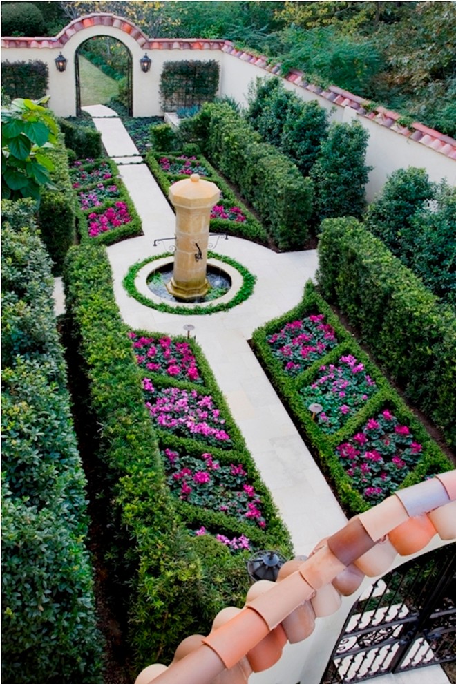 На фото: большой солнечный, летний участок и сад на заднем дворе в средиземноморском стиле с хорошей освещенностью и мощением тротуарной плиткой