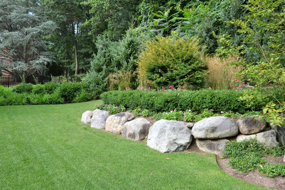 Свежая идея для дизайна: большой участок и сад на заднем дворе в стиле модернизм с подпорной стенкой - отличное фото интерьера