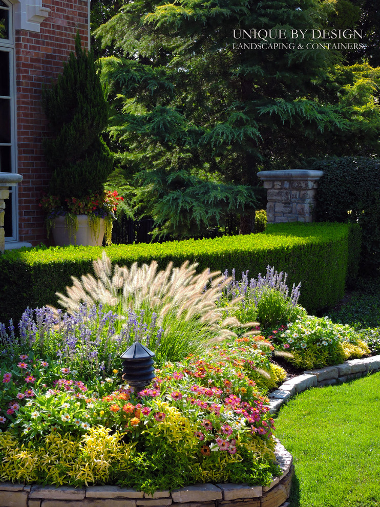 Ejemplo de jardín clásico extra grande en verano en patio delantero con exposición total al sol