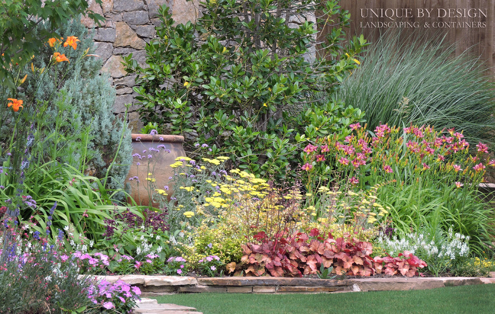 Стильный дизайн: большой солнечный, летний регулярный сад на переднем дворе в классическом стиле с хорошей освещенностью - последний тренд