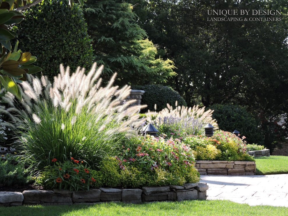 Imagen de jardín clásico extra grande en verano en patio delantero con exposición total al sol