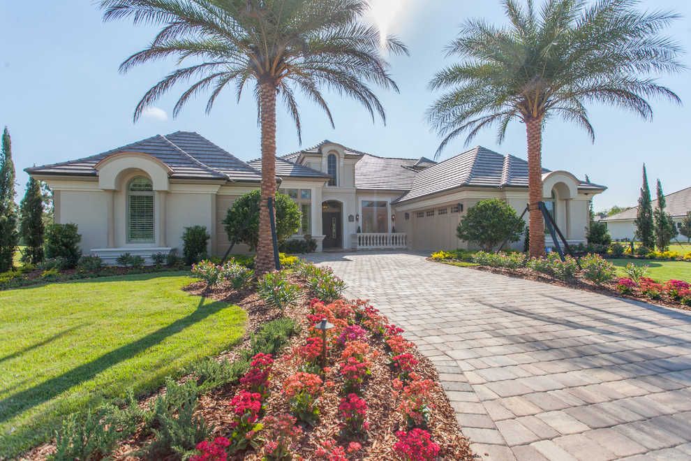 Design ideas for a tropical front yard brick driveway in Orlando for summer.