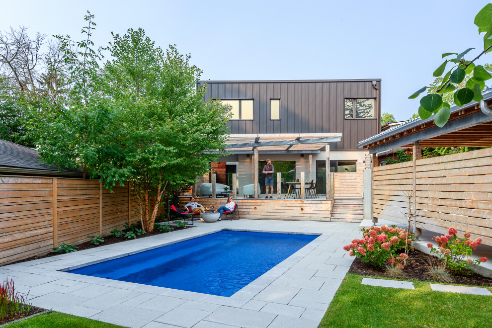Свежая идея для дизайна: летний участок и сад на заднем дворе в стиле модернизм с полуденной тенью, настилом и с деревянным забором - отличное фото интерьера