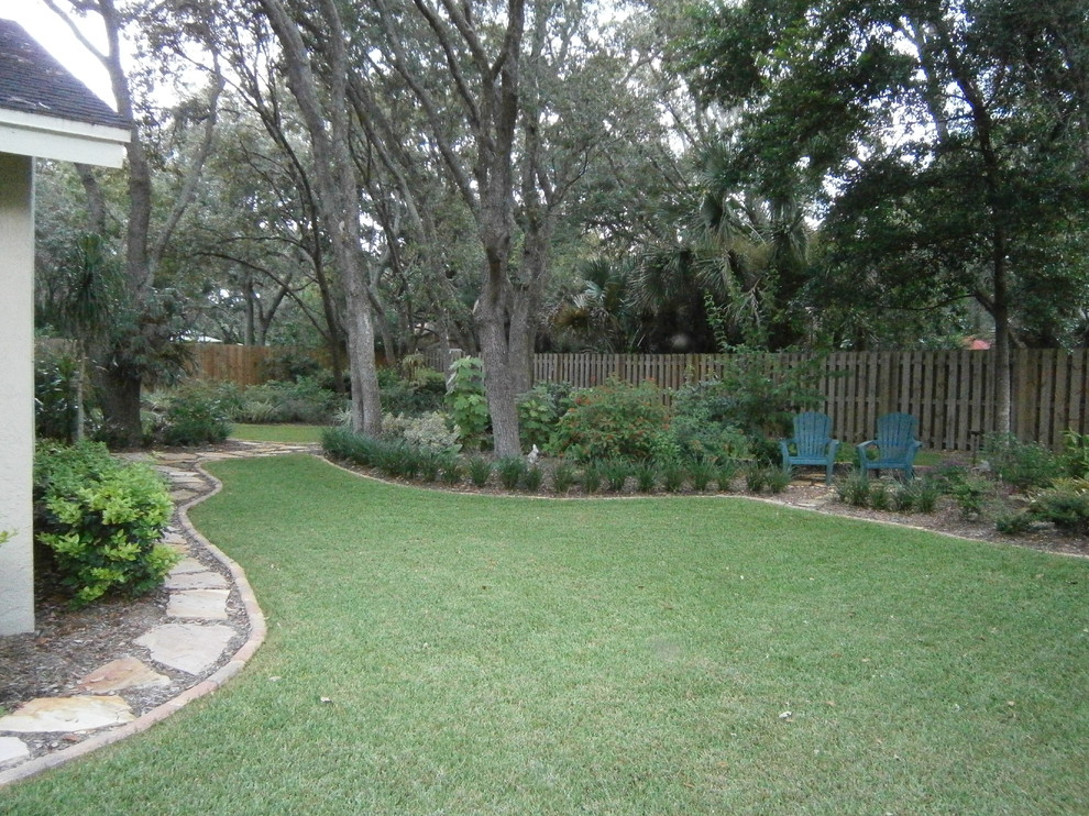 Ejemplo de camino de jardín contemporáneo de tamaño medio en verano en patio trasero con exposición parcial al sol y adoquines de piedra natural