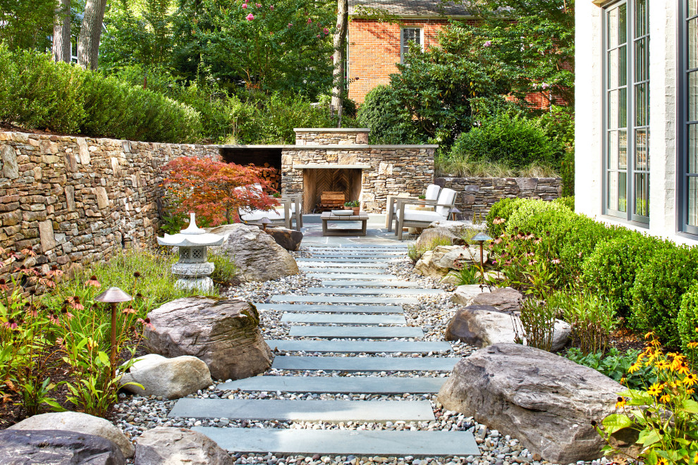 Imagen de jardín contemporáneo grande en verano en patio trasero con camino de entrada, exposición total al sol y adoquines de piedra natural