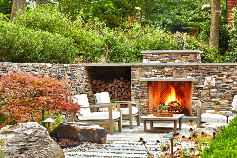 Diseño de jardín contemporáneo grande en verano en patio trasero con chimenea, exposición total al sol y adoquines de piedra natural