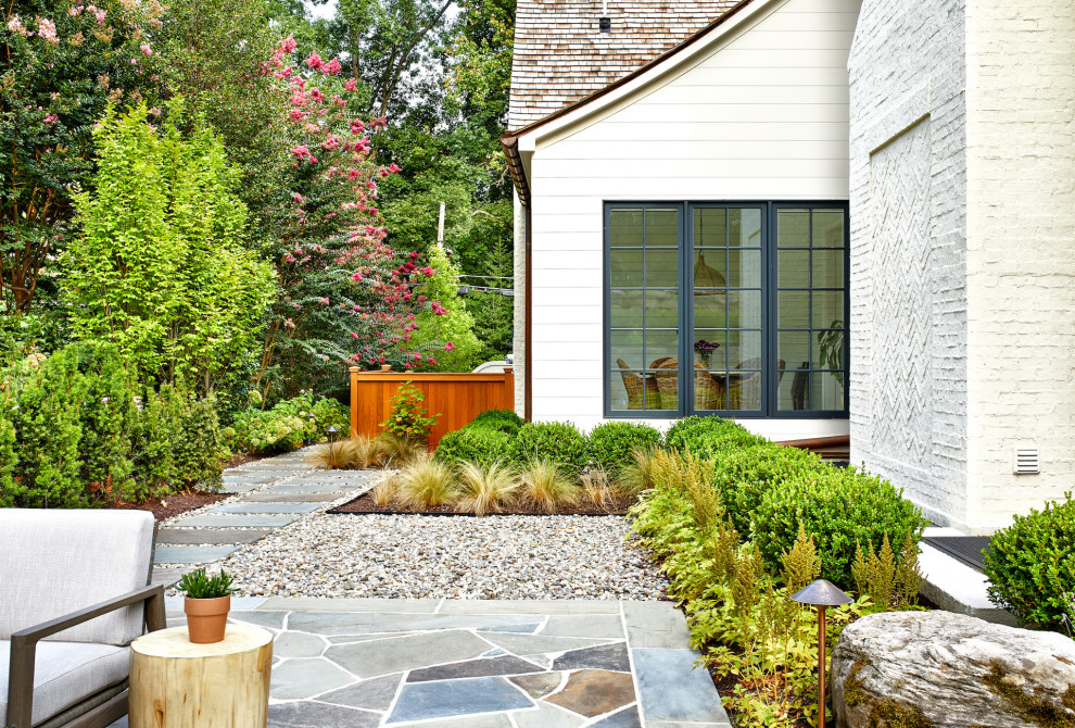 Идея дизайна: большой солнечный, летний участок и сад на заднем дворе в современном стиле с хорошей освещенностью и покрытием из каменной брусчатки