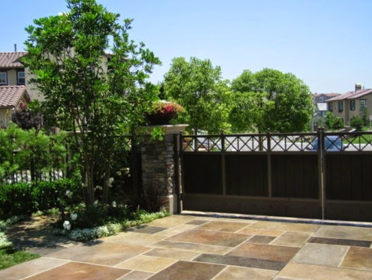 Foto de acceso privado clásico de tamaño medio en patio delantero con adoquines de piedra natural