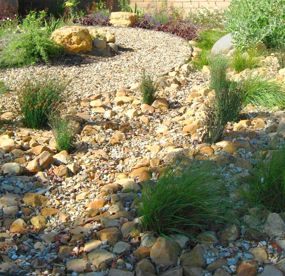 Foto de jardín de secano mediterráneo de tamaño medio en patio delantero con exposición parcial al sol y gravilla