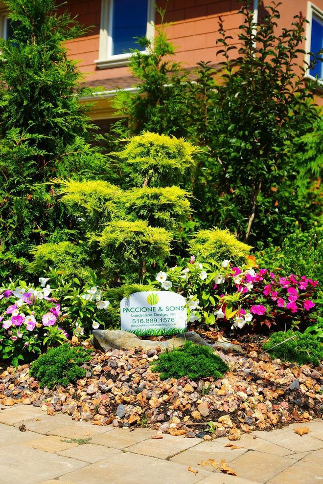Mittelgroßer, Halbschattiger Klassischer Garten mit Natursteinplatten in New York