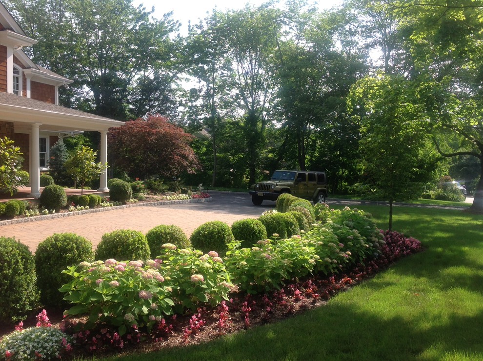 Esempio di un grande giardino formale chic esposto a mezz'ombra davanti casa con pavimentazioni in mattoni e un ingresso o sentiero