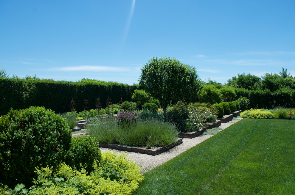 Idee per un grande giardino formale stile rurale esposto in pieno sole dietro casa in estate con un giardino in vaso e ghiaia