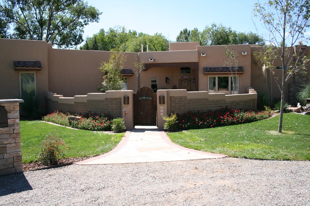 Mittelgroßer Klassischer Garten mit Natursteinplatten in Albuquerque