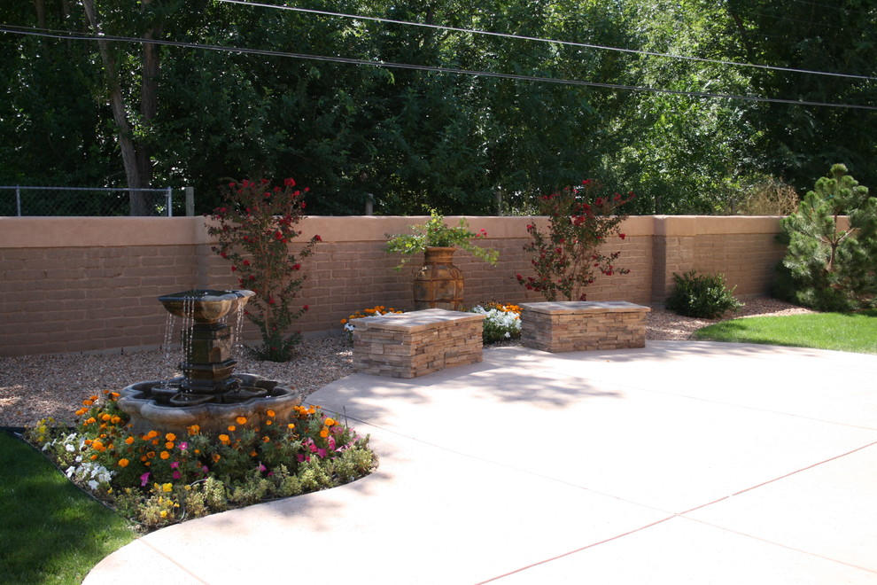 Geometrischer, Großer, Halbschattiger Klassischer Garten im Innenhof im Frühling mit Wasserspiel und Betonboden in Albuquerque