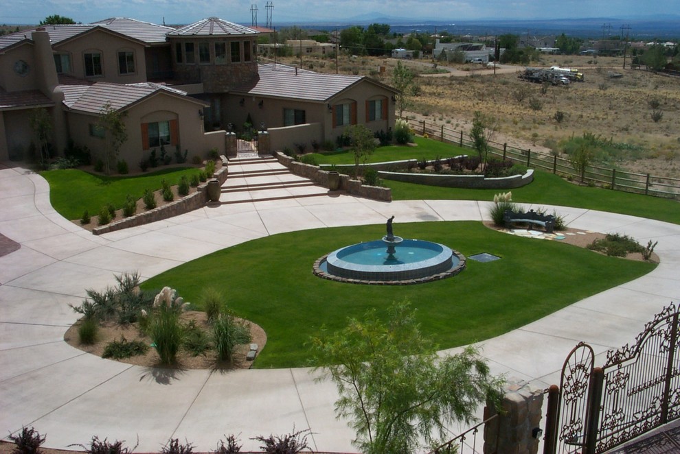 Geräumiger Klassischer Garten mit Auffahrt und Betonboden in Albuquerque