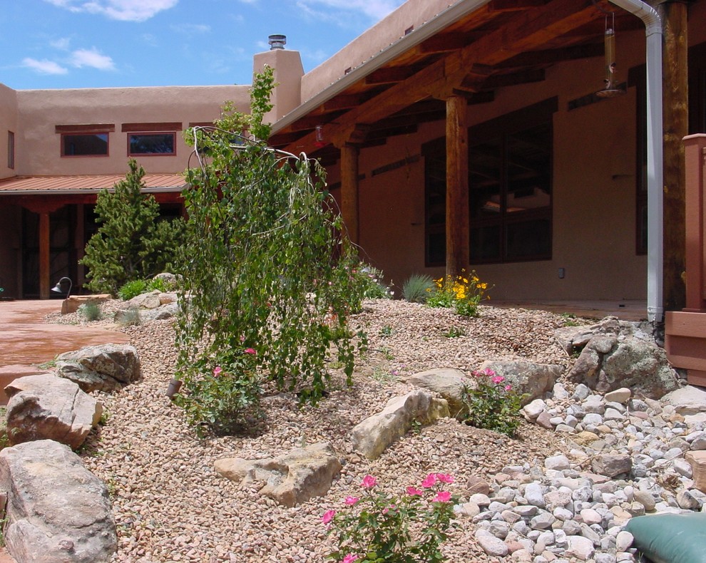 Geometrischer, Großer, Halbschattiger Klassischer Garten im Frühling mit Pflastersteinen in Albuquerque