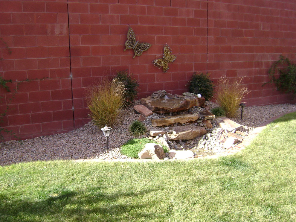 Cette photo montre un jardin arrière chic de taille moyenne et au printemps avec un point d'eau, une exposition partiellement ombragée et des pavés en béton.