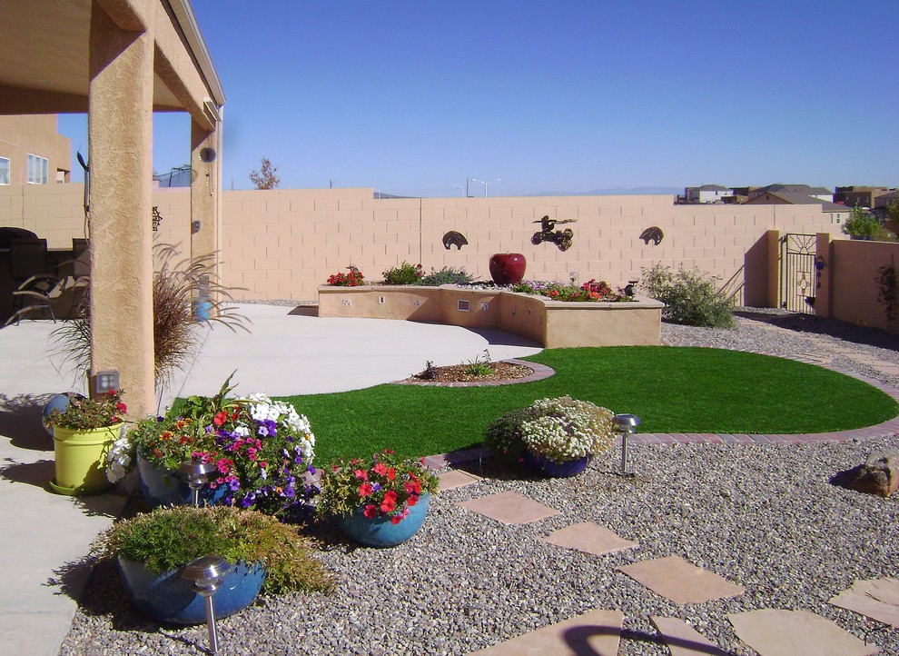 Mittelgroßer, Halbschattiger Klassischer Garten im Sommer, hinter dem Haus mit Kübelpflanzen und Betonboden in Albuquerque