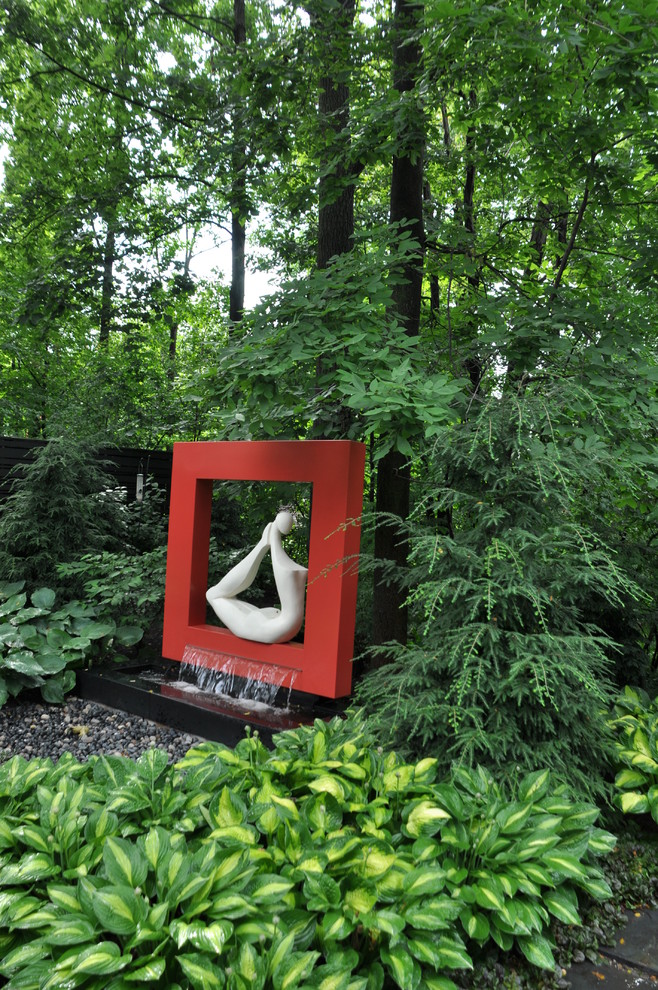 Cette image montre un jardin design avec un point d'eau.