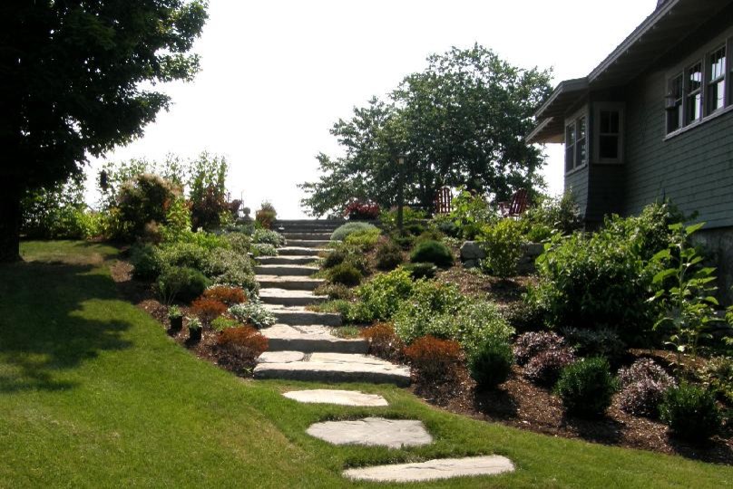 Foto di un giardino classico nel cortile laterale con un ingresso o sentiero e pavimentazioni in pietra naturale