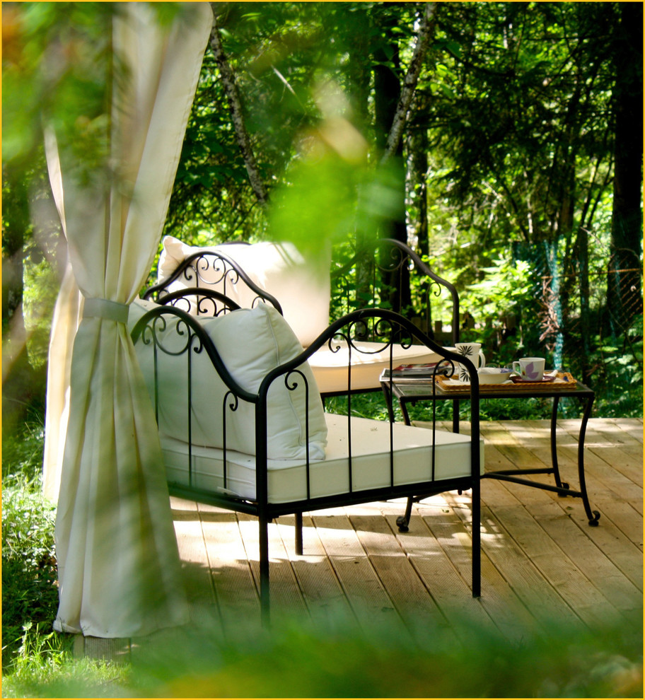 Imagen de jardín contemporáneo pequeño en verano en patio trasero con exposición reducida al sol y entablado