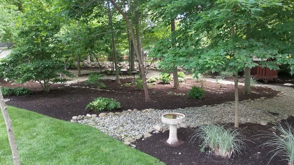 Свежая идея для дизайна: участок и сад среднего размера в классическом стиле с садовой дорожкой или калиткой - отличное фото интерьера