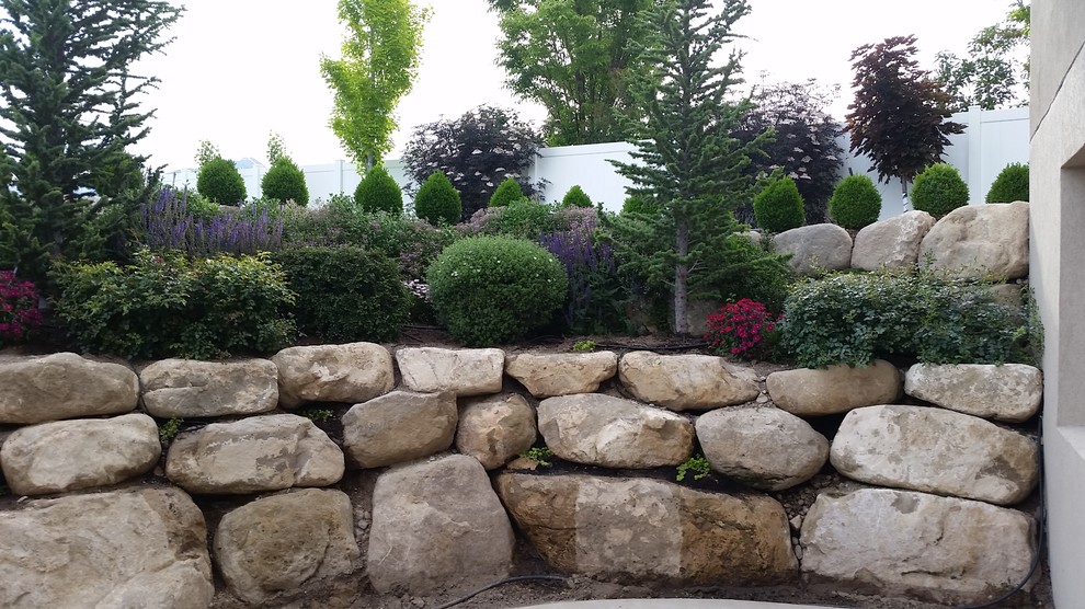 Mittelgroße, Halbschattige Klassische Gartenmauer hinter dem Haus in Salt Lake City