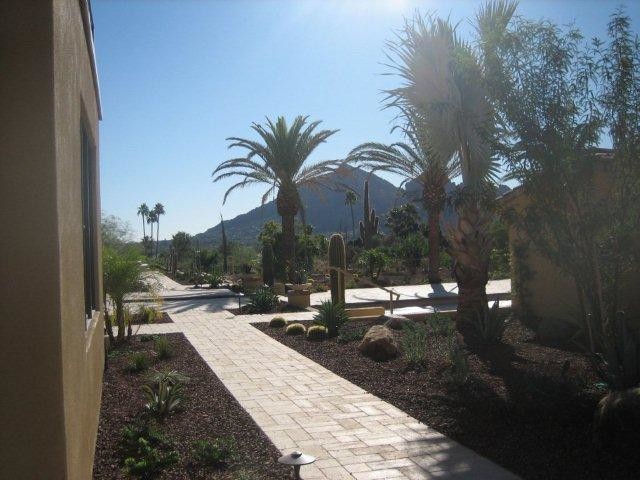 Esempio di un grande giardino american style esposto in pieno sole dietro casa in estate con un ingresso o sentiero e pavimentazioni in pietra naturale