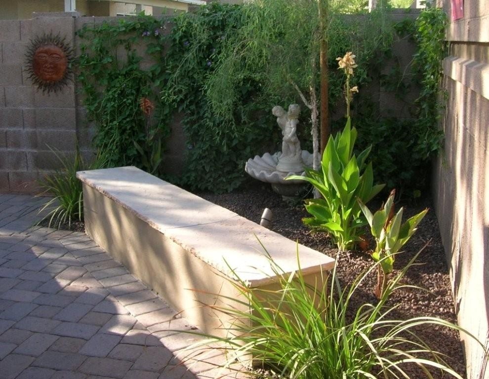 Immagine di un piccolo giardino xeriscape american style esposto a mezz'ombra dietro casa in estate con pavimentazioni in mattoni