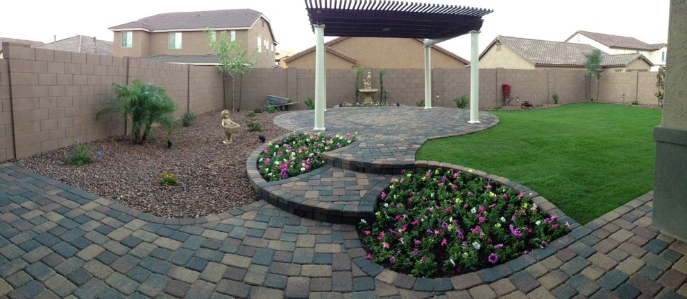 Ispirazione per un grande giardino american style esposto in pieno sole dietro casa in estate con un ingresso o sentiero e pavimentazioni in cemento