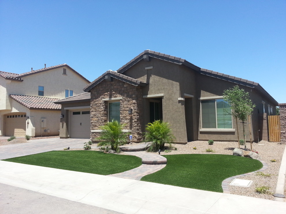 Esempio di un giardino xeriscape stile americano esposto in pieno sole di medie dimensioni e davanti casa in estate con pavimentazioni in cemento