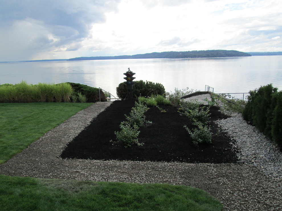 Photo of a large contemporary landscaping in Seattle.