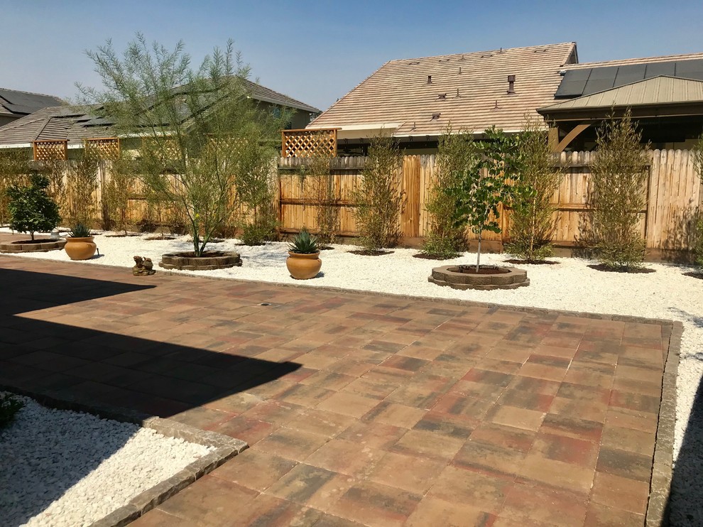 Diseño de camino de jardín de secano rural extra grande en patio trasero con exposición total al sol y adoquines de piedra natural