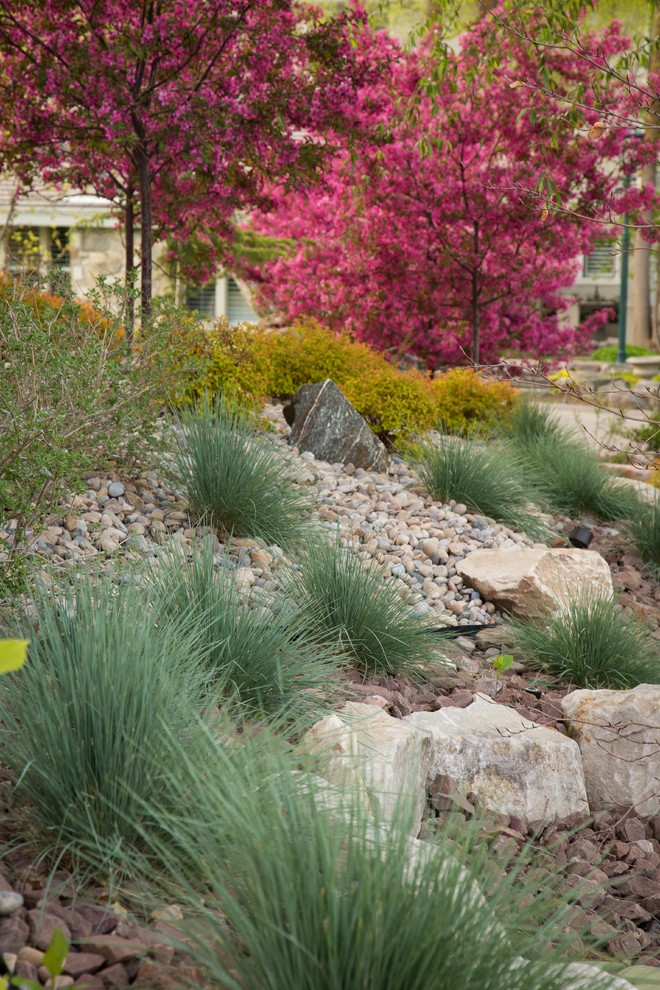 Photo of a large classic side xeriscape full sun garden for spring in Salt Lake City with gravel.