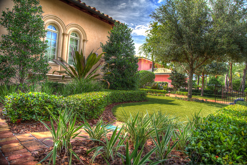 Inspiration for a mediterranean garden in Tampa.