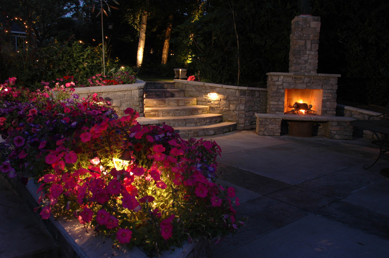 На фото: большой солнечный участок и сад на переднем дворе в классическом стиле с хорошей освещенностью и покрытием из каменной брусчатки