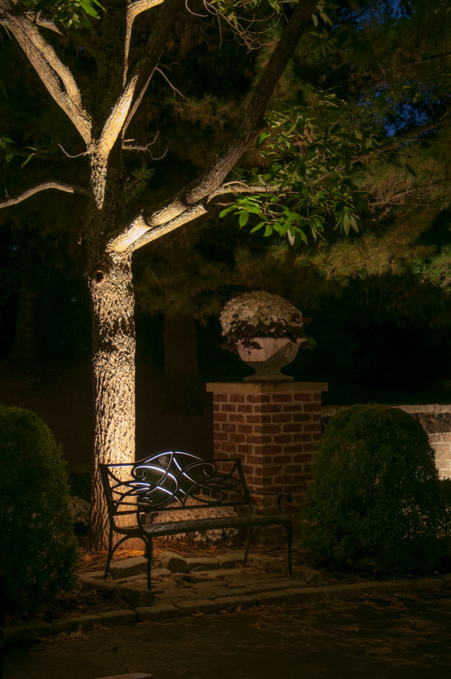 Ejemplo de jardín clásico extra grande en otoño en patio trasero con jardín francés, camino de entrada, exposición parcial al sol y adoquines de piedra natural