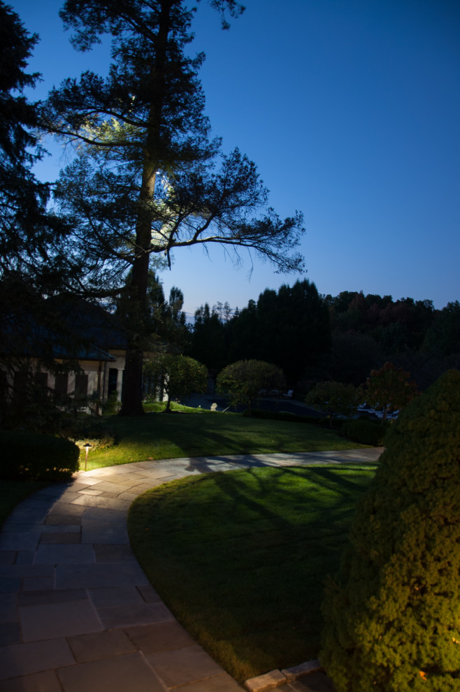 Idee per un ampio giardino chic esposto a mezz'ombra dietro casa in autunno con pavimentazioni in pietra naturale