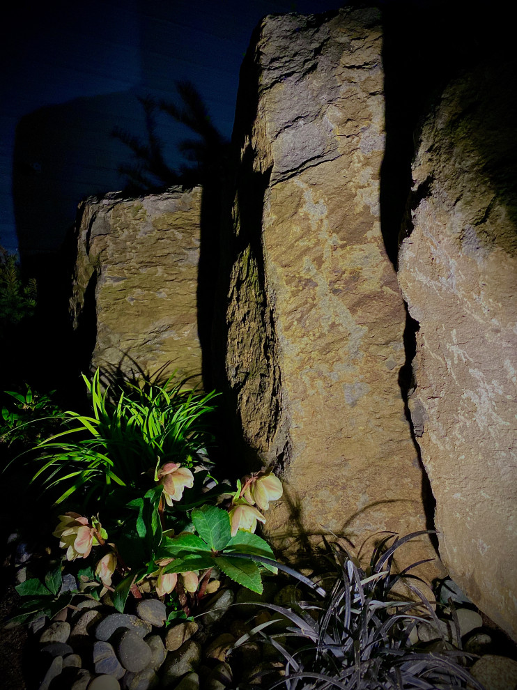 Uriger Vorgarten mit Steindeko und Flusssteinen in Vancouver