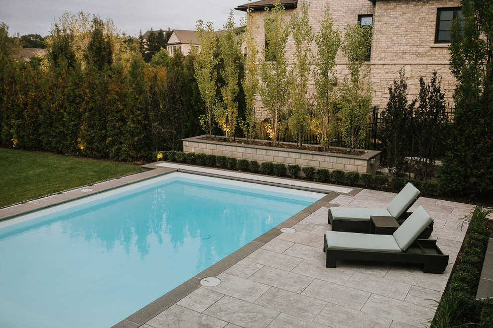 Idee per un grande giardino classico esposto in pieno sole dietro casa in estate con un giardino in vaso e pavimentazioni in pietra naturale