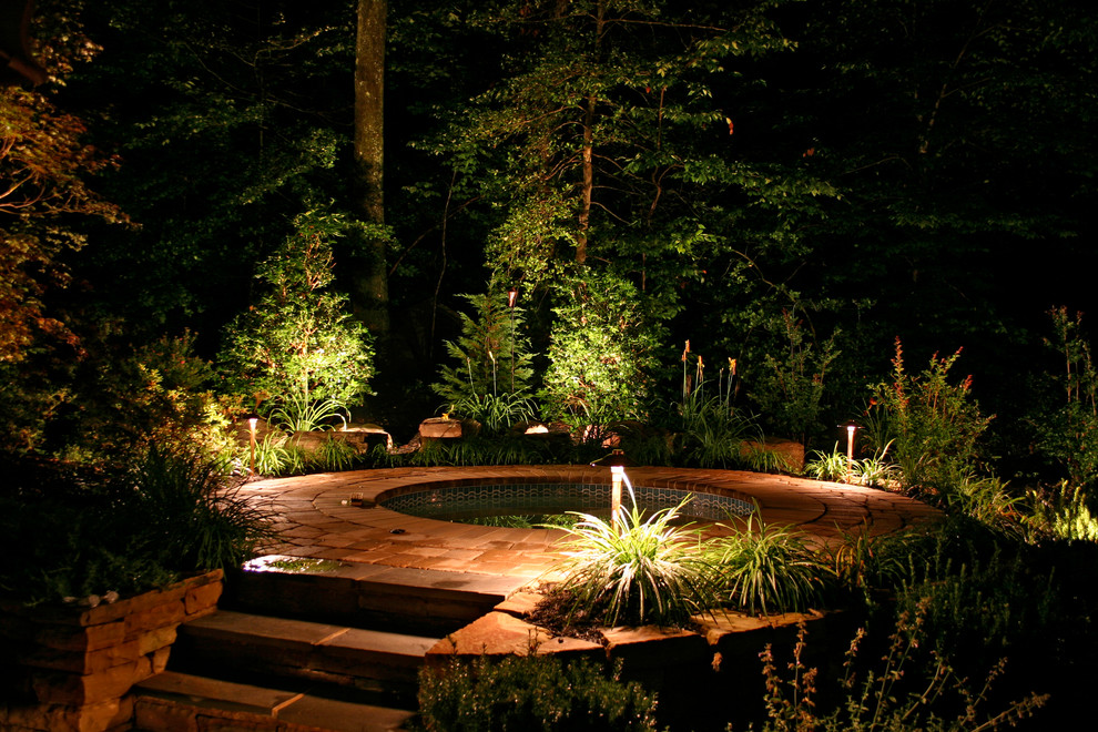 Esempio di un giardino classico esposto a mezz'ombra dietro casa e di medie dimensioni con fontane e pavimentazioni in pietra naturale