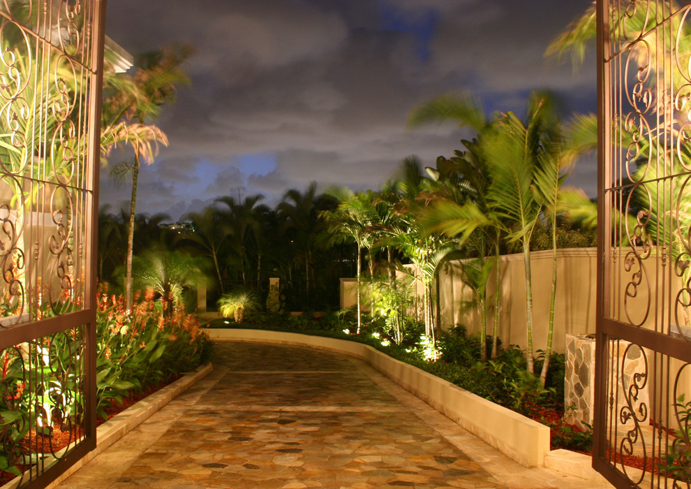 マイアミにあるトラディショナルスタイルのおしゃれな庭の写真