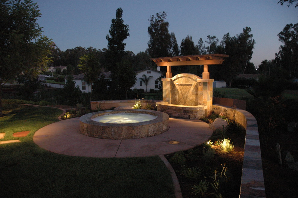 Источник вдохновения для домашнего уюта: большой летний садовый фонтан на заднем дворе в морском стиле с полуденной тенью и покрытием из каменной брусчатки