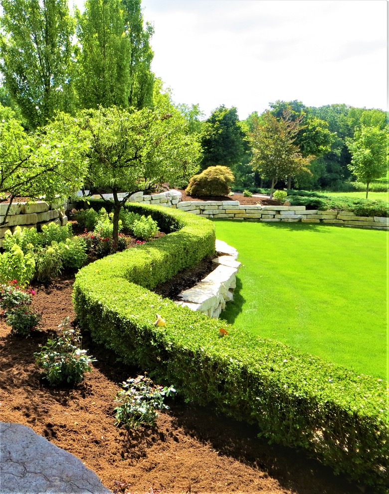 Cette image montre un jardin avant minimaliste de taille moyenne avec un paillis.