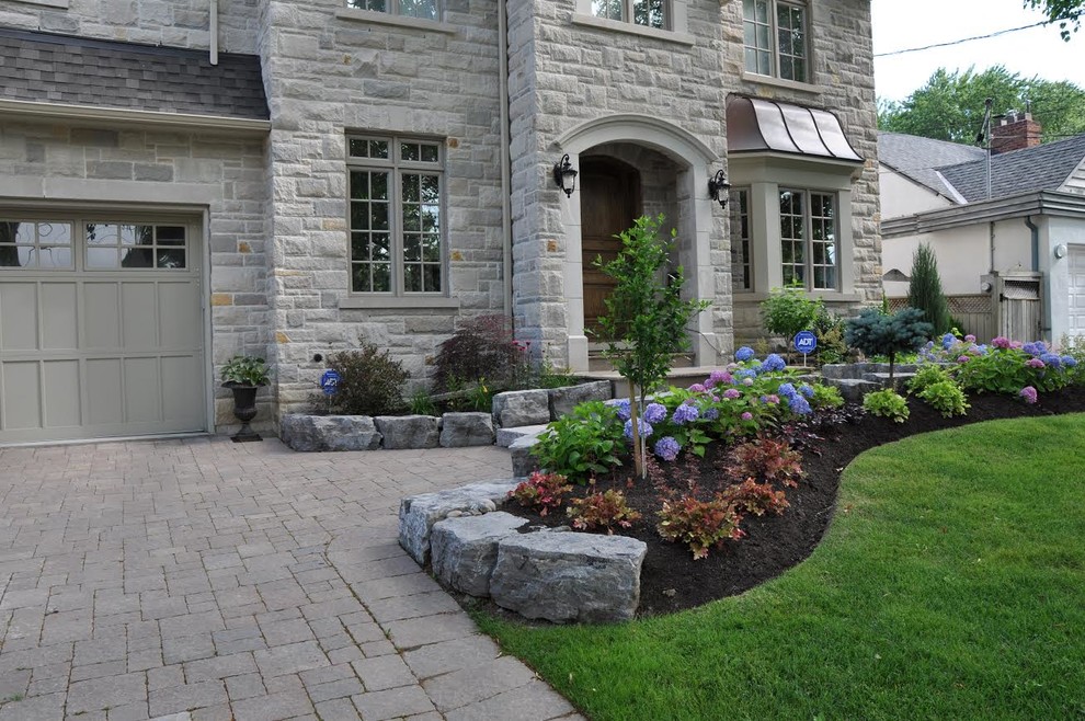 Foto di un giardino formale classico di medie dimensioni e davanti casa con un ingresso o sentiero e pavimentazioni in cemento