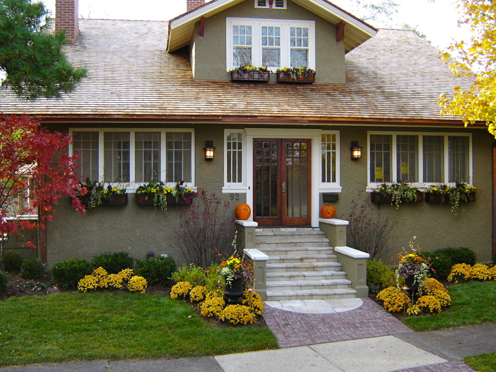 Esempio di un giardino american style esposto a mezz'ombra di medie dimensioni e davanti casa in autunno con un ingresso o sentiero e pavimentazioni in mattoni