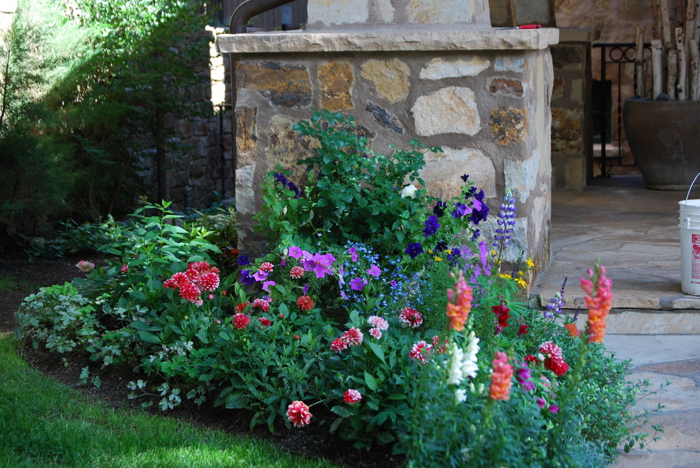 Diseño de jardín bohemio pequeño en verano en patio delantero con exposición parcial al sol