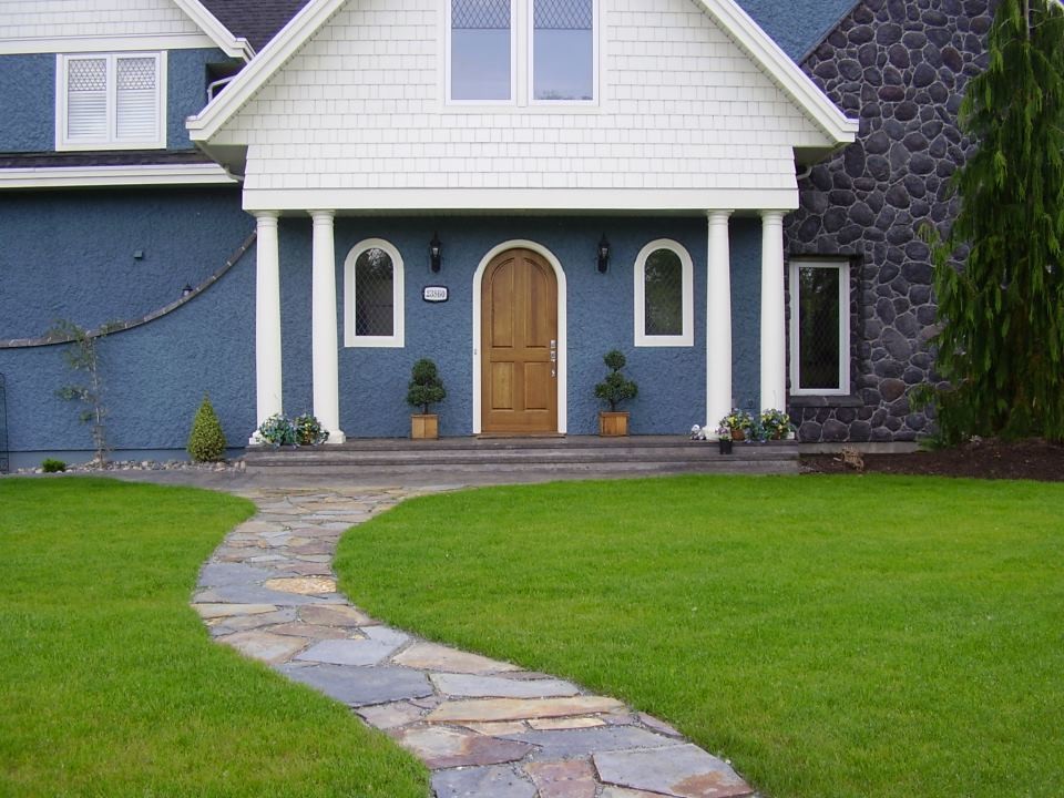 Foto di un giardino design esposto in pieno sole di medie dimensioni e davanti casa con pavimentazioni in pietra naturale
