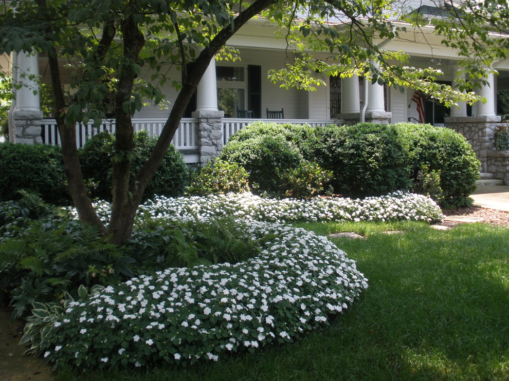 Ispirazione per un grande giardino country esposto a mezz'ombra davanti casa in estate con pavimentazioni in pietra naturale