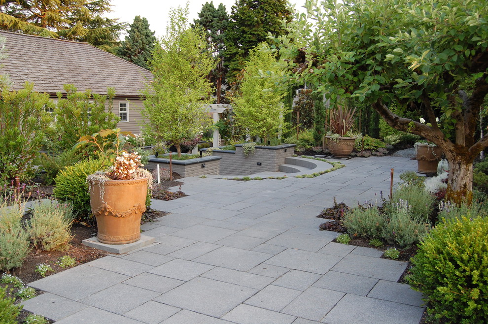 Esempio di un giardino design con pavimentazioni in pietra naturale e scale